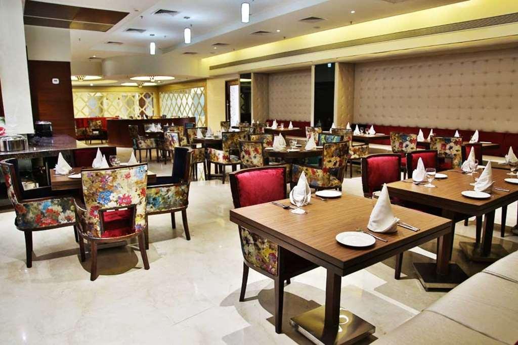 Clarion Inn Sevilla Zirakpur Restaurant photo