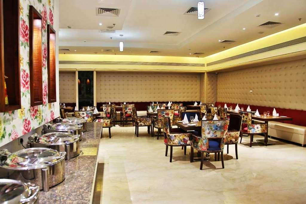 Clarion Inn Sevilla Zirakpur Restaurant photo