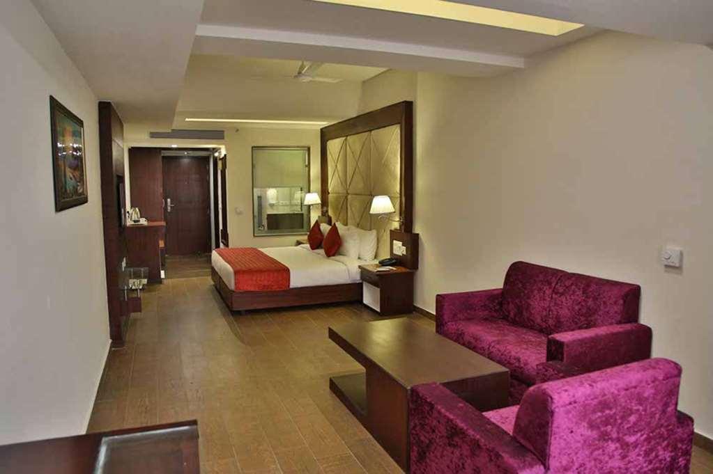 Clarion Inn Sevilla Zirakpur Room photo